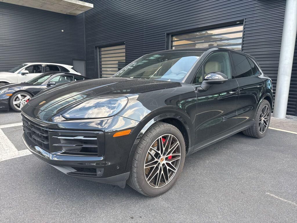 2025 PORSCHE Cayenne
