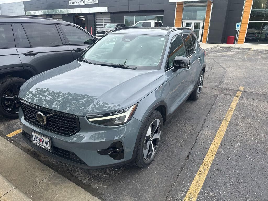 2023 VOLVO XC40
