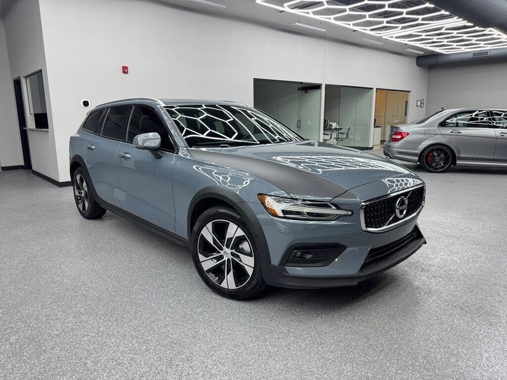 2022 VOLVO V60CC