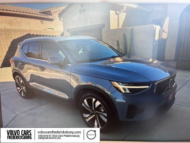 2023 VOLVO XC40