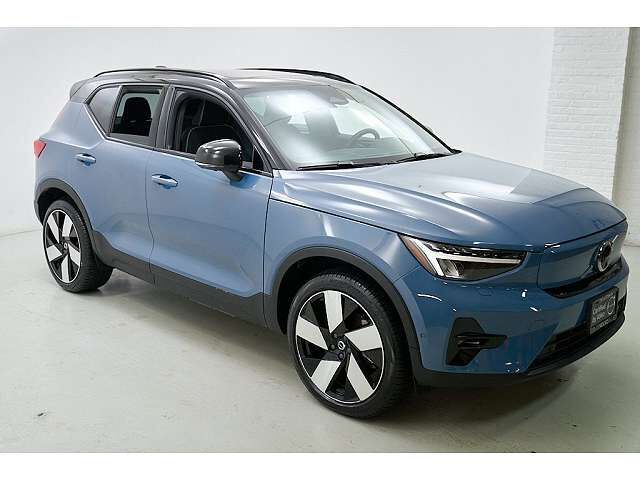 2023 VOLVO XC40