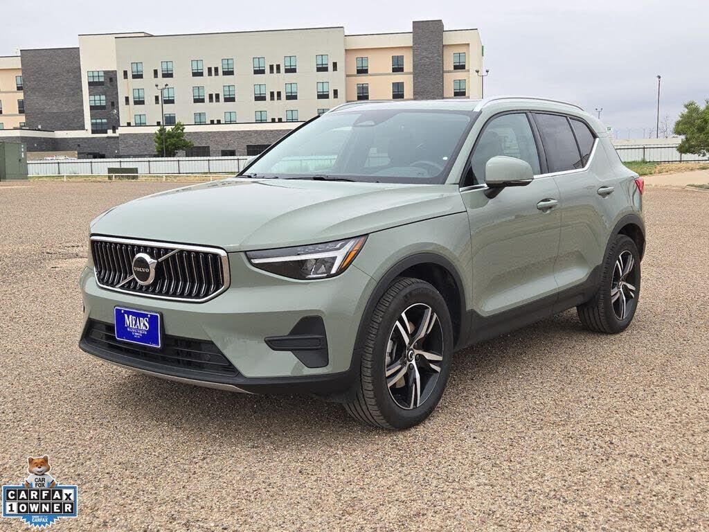2025 VOLVO XC40