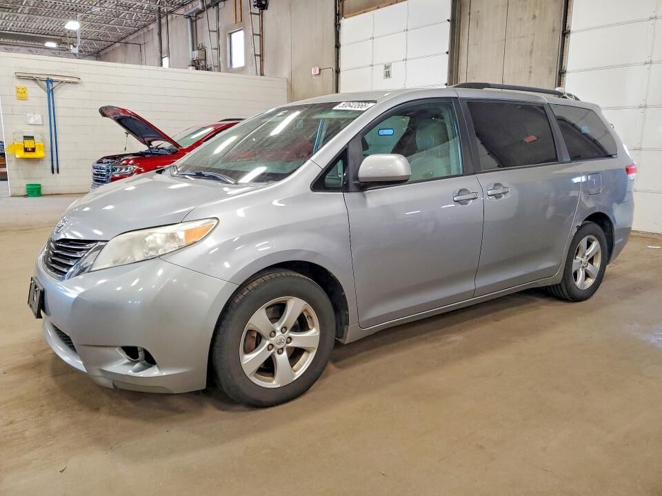 2011 TOYOTA Sienna