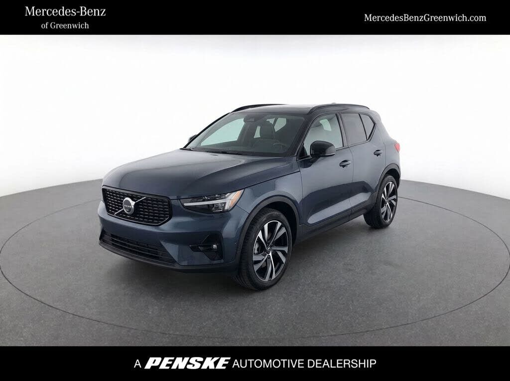 2026 VOLVO XC40