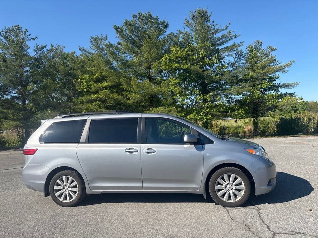 2017 TOYOTA Sienna