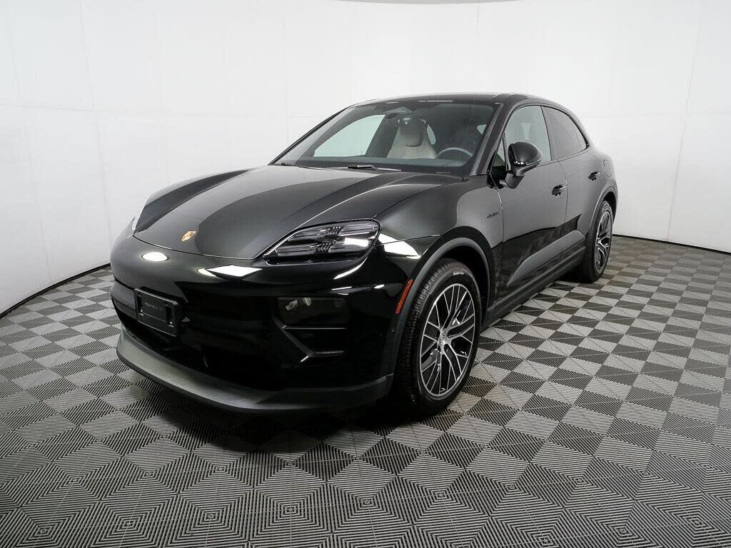 2025 PORSCHE Macan