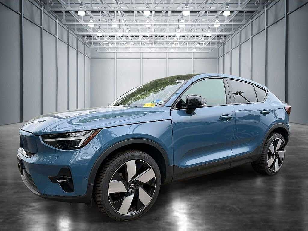 2023 VOLVO C40
