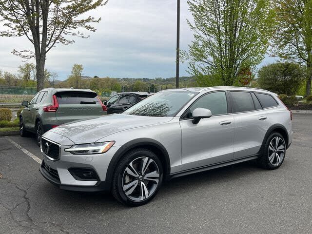 2025 VOLVO V60CC