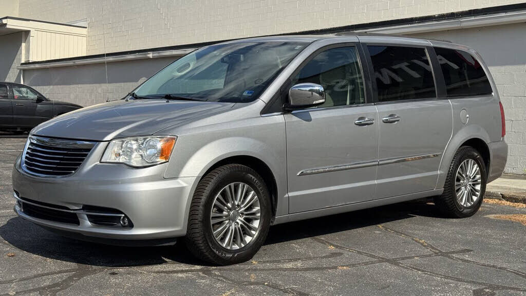 2014 CHRYSLER Town and Country