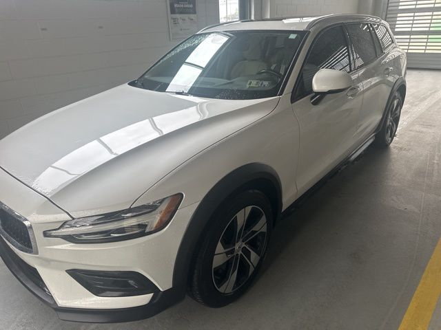 2021 VOLVO V60CC