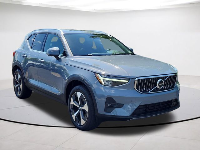 2023 VOLVO XC40
