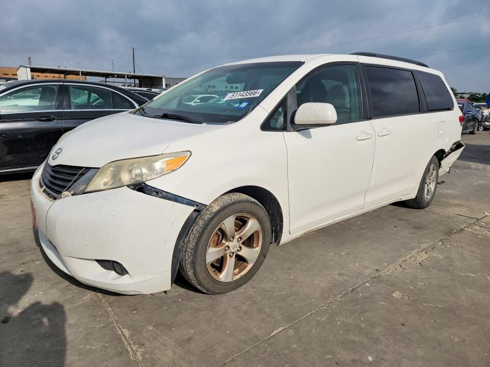 2011 TOYOTA Sienna