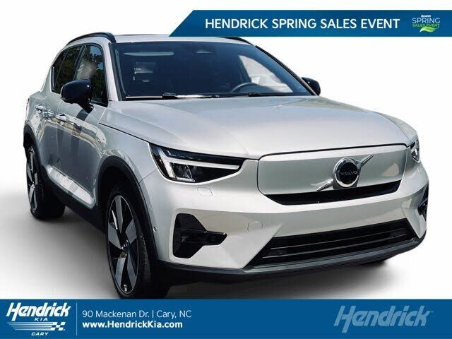 2023 VOLVO XC40