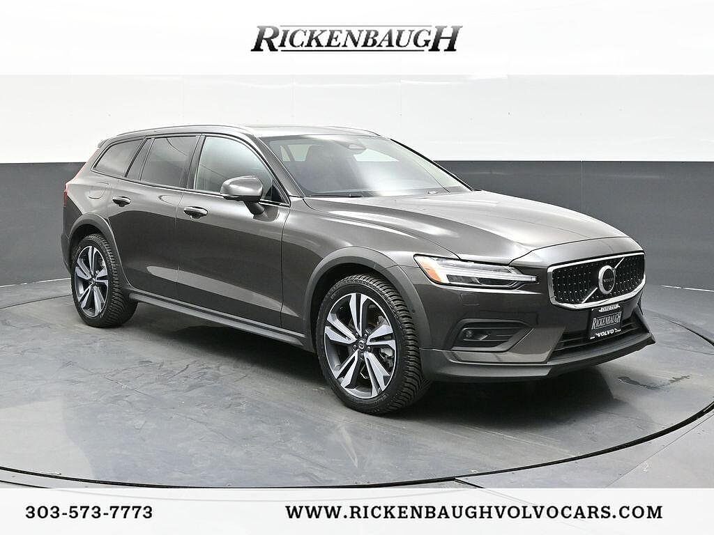 2025 VOLVO V60CC