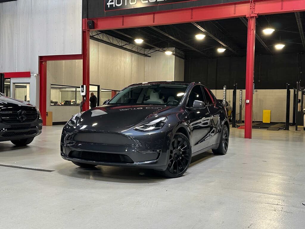 2025 TESLA Model Y