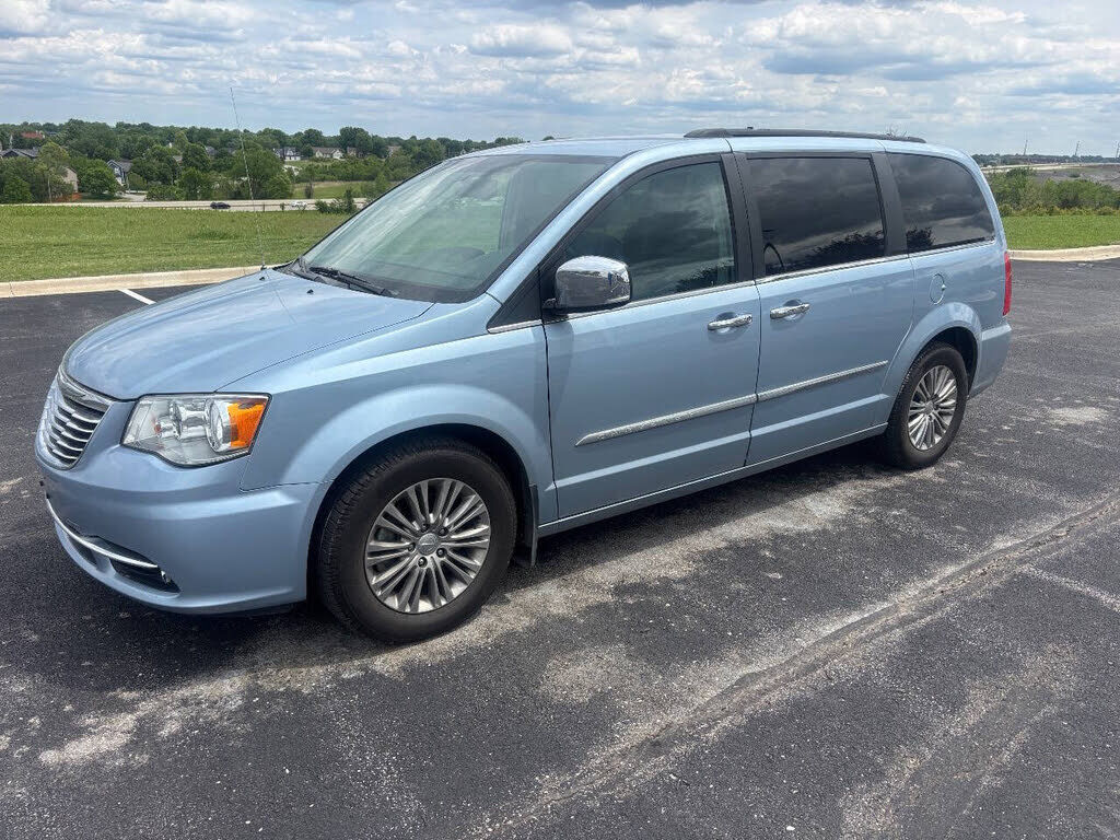 2016 CHRYSLER Town and Country