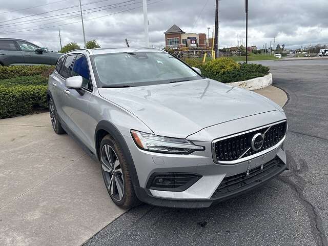 2025 VOLVO V60CC