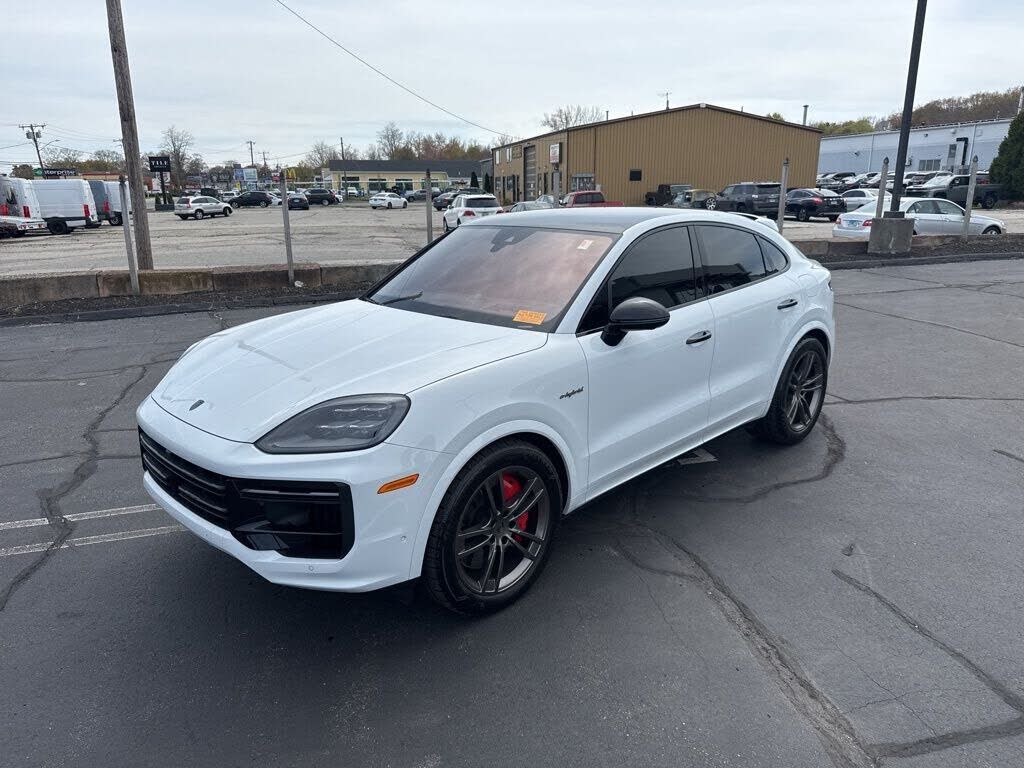 2025 PORSCHE Cayenne