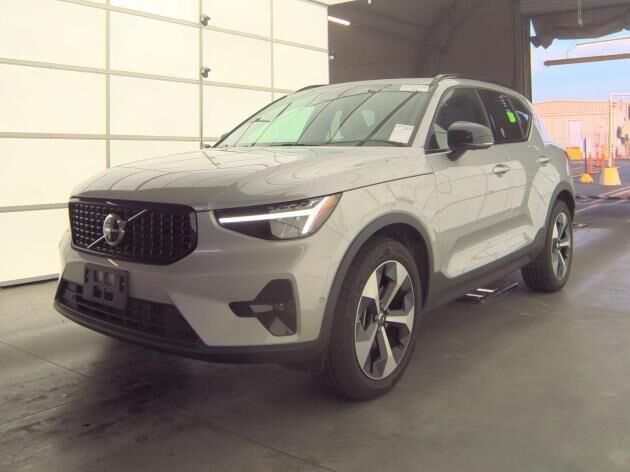 2025 VOLVO XC40