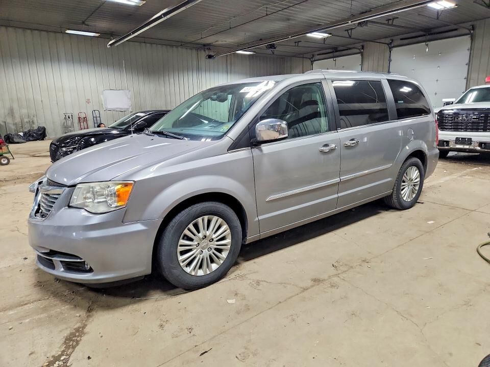 2013 CHRYSLER Town and Country