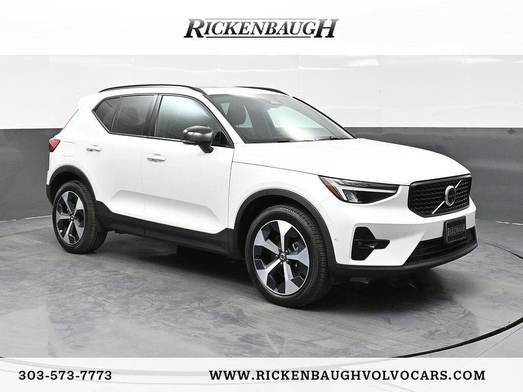 2025 VOLVO XC40