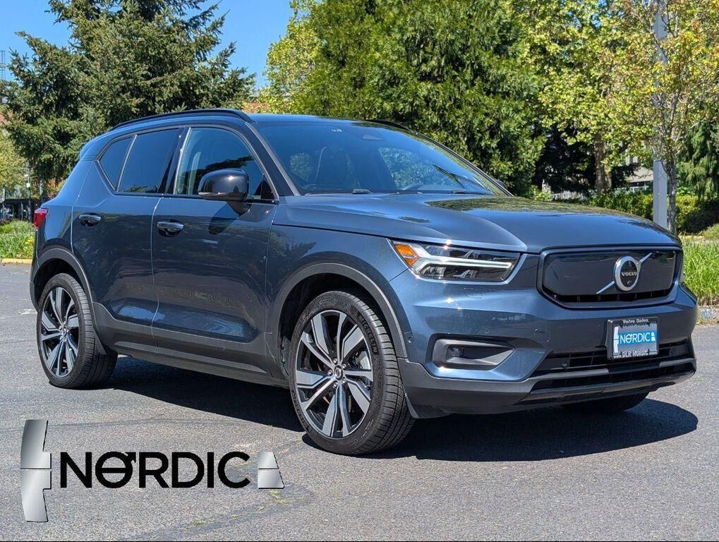 2022 VOLVO XC40
