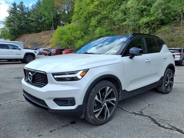 2021 VOLVO XC40