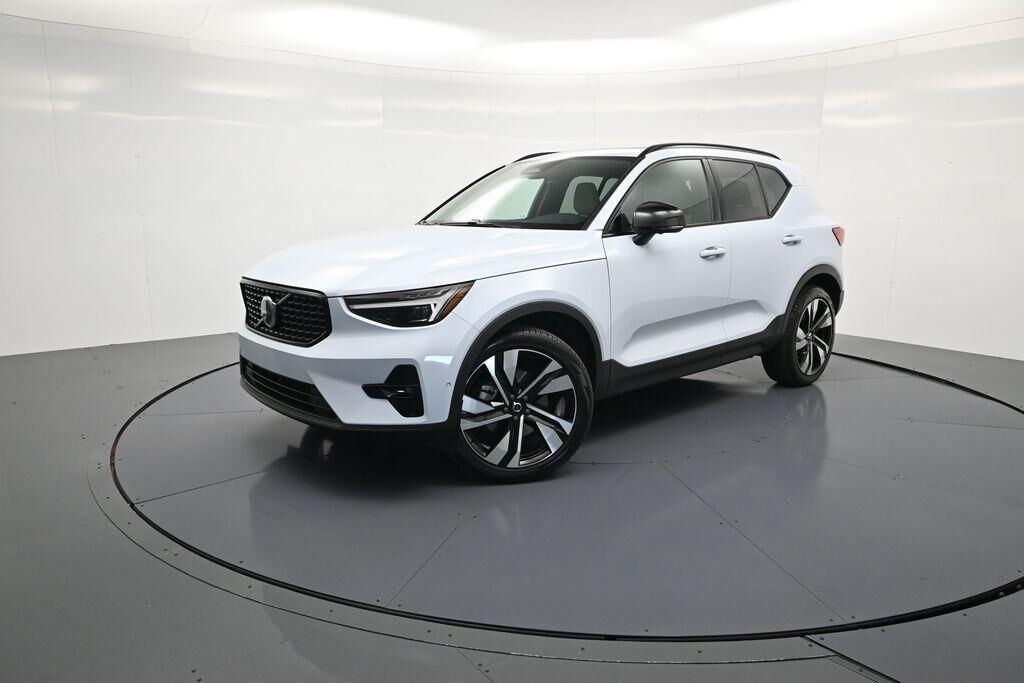 2024 VOLVO XC40