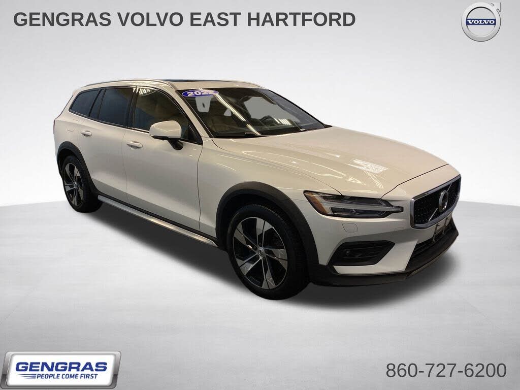 2022 VOLVO V60CC