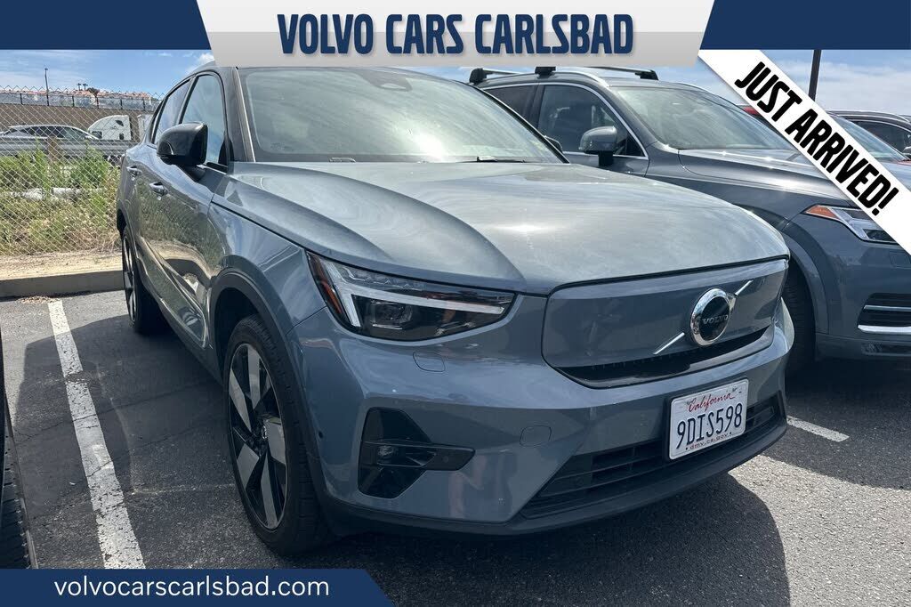 2022 VOLVO C40