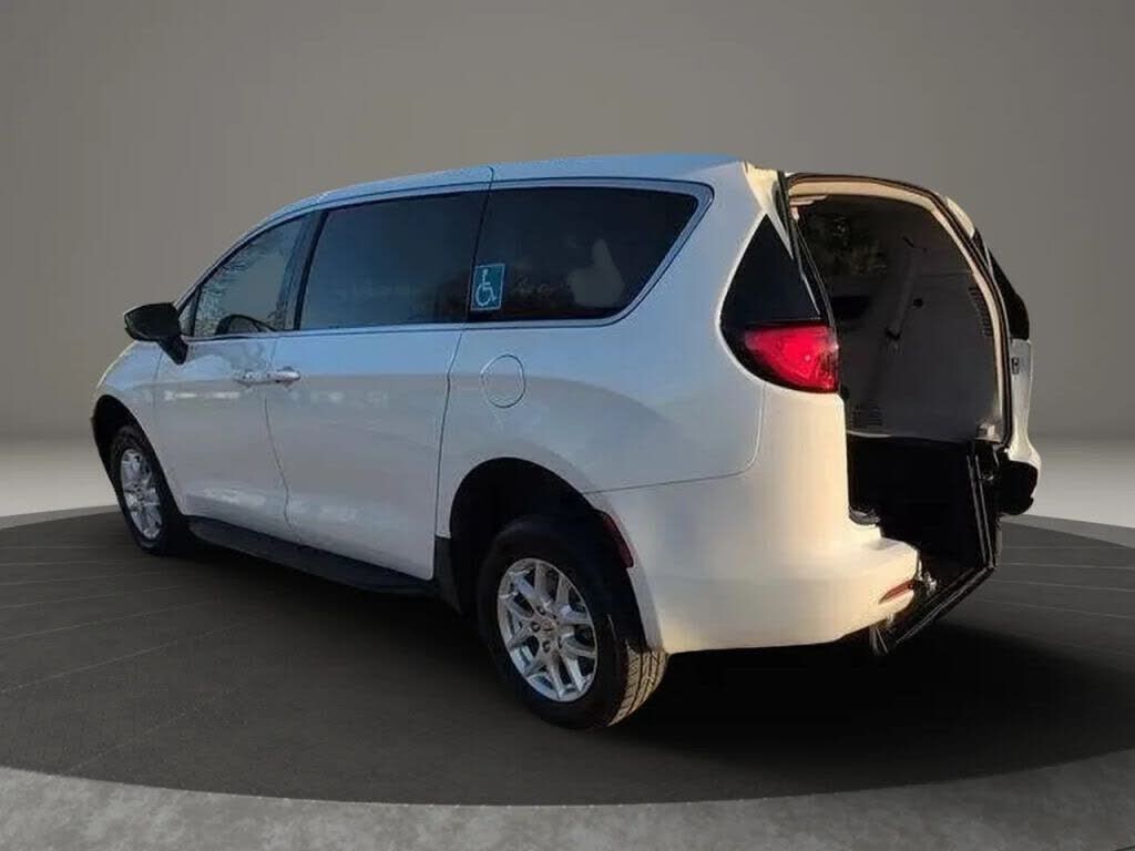 2022 CHRYSLER Voyager