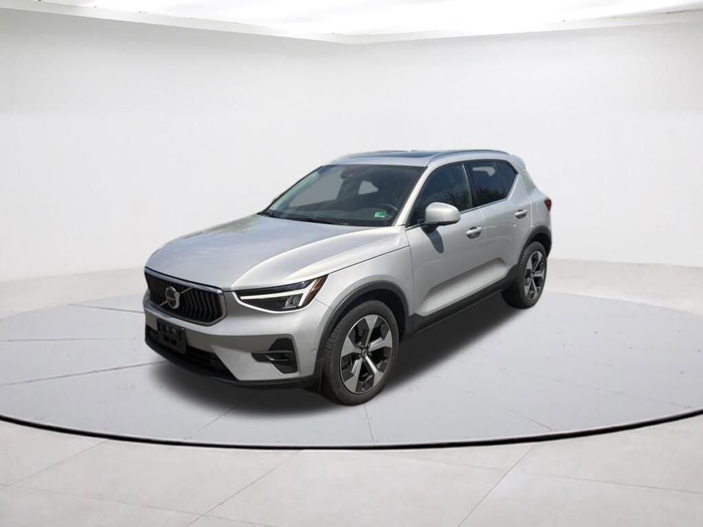 2023 VOLVO XC40