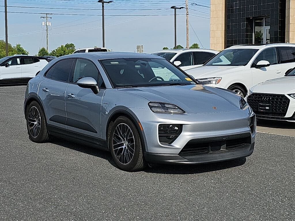 2025 PORSCHE Macan