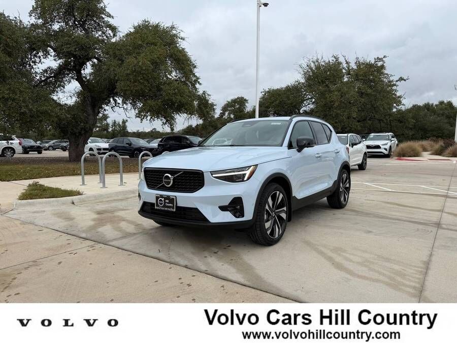 2026 VOLVO XC40