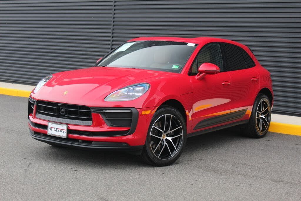 2025 PORSCHE Macan