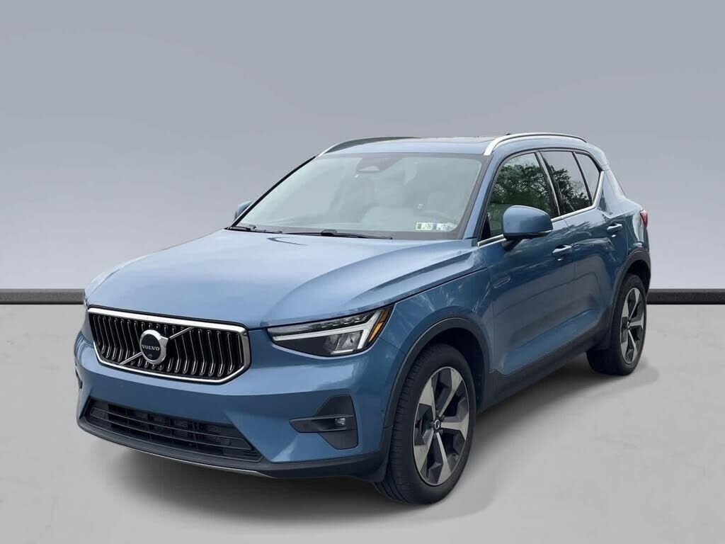2023 VOLVO XC40