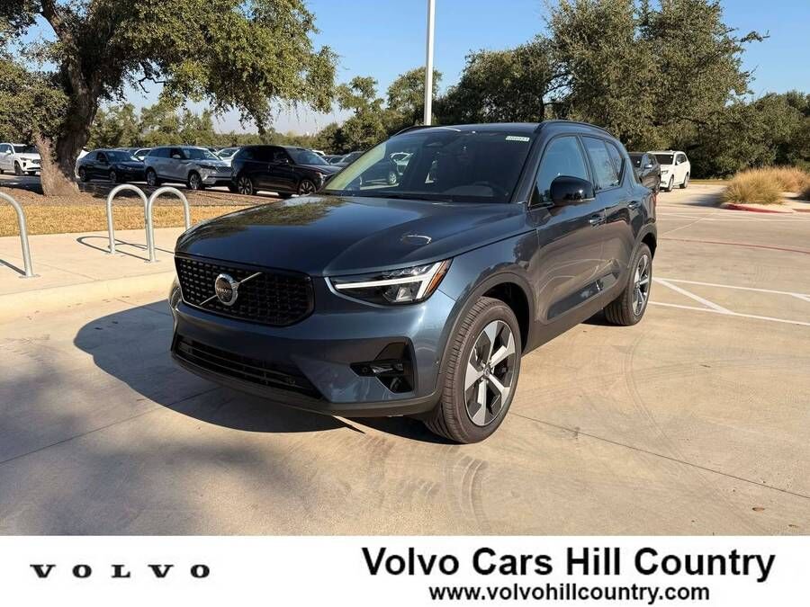 2026 VOLVO XC40