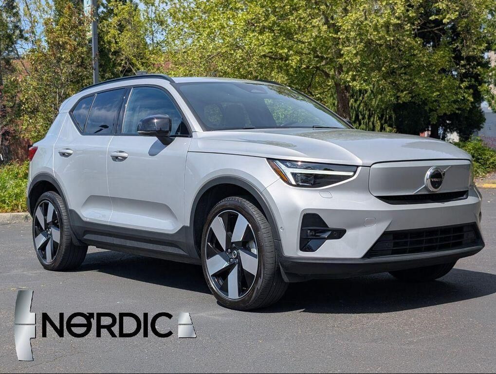 2023 VOLVO XC40