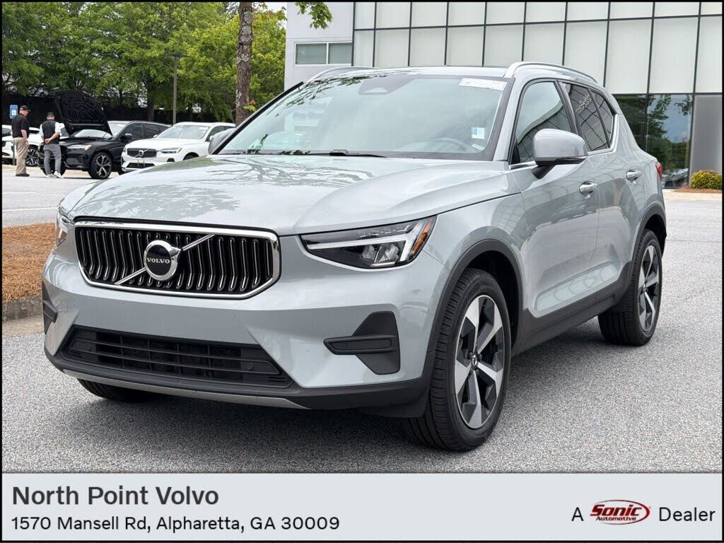 2025 VOLVO XC40