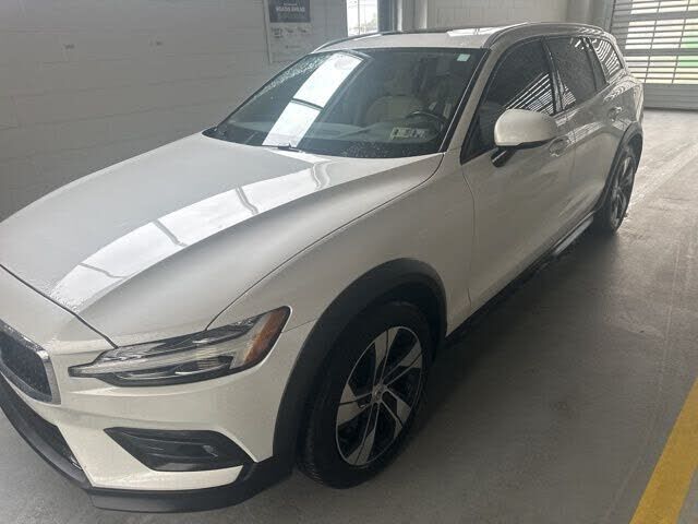 2021 VOLVO V60CC