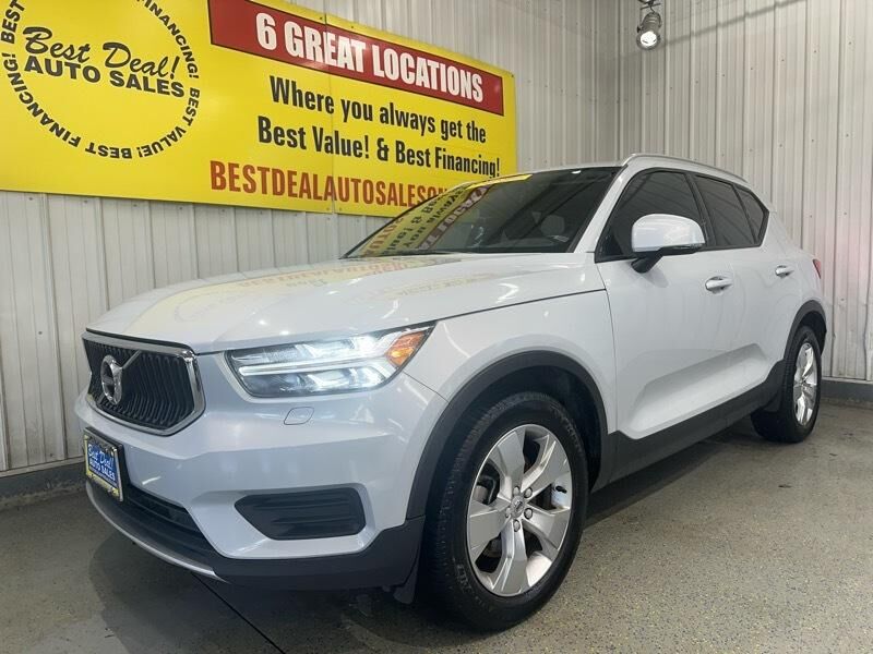 2022 VOLVO XC40