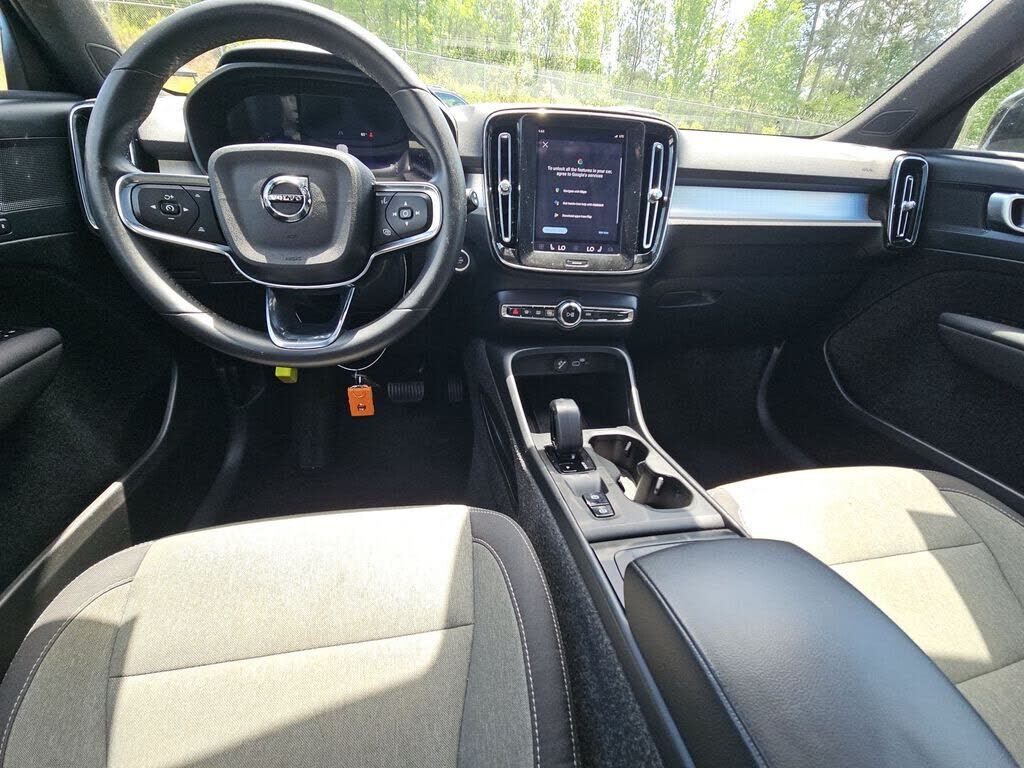 2024 VOLVO XC40