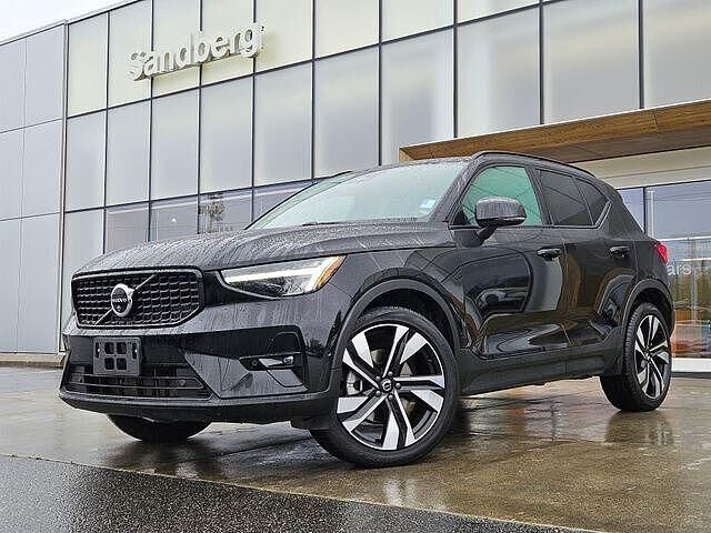 2025 VOLVO XC40