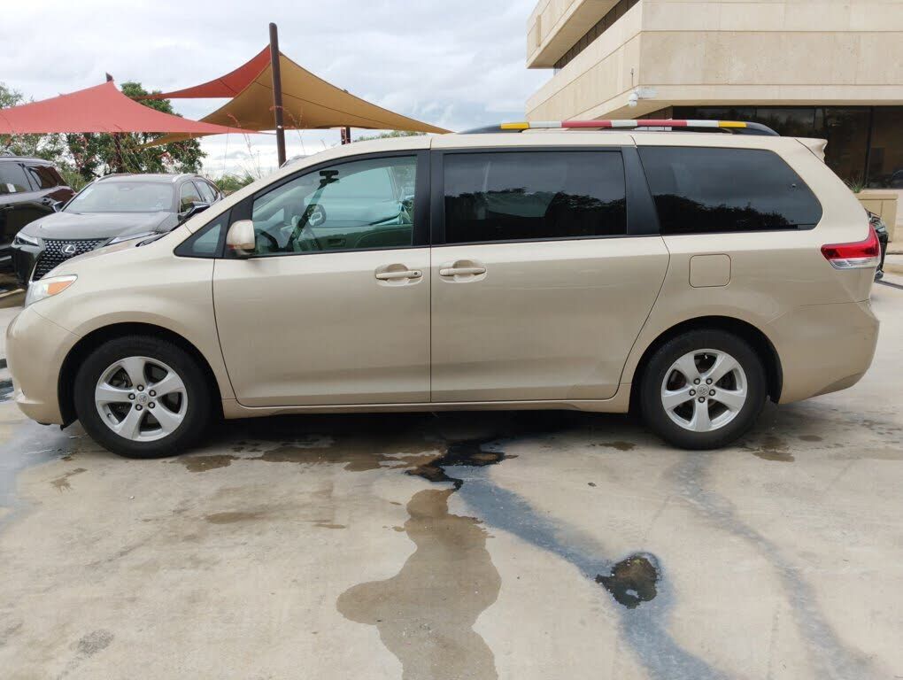 2011 TOYOTA Sienna