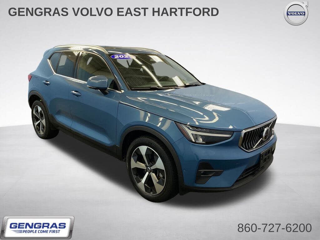 2023 VOLVO XC40