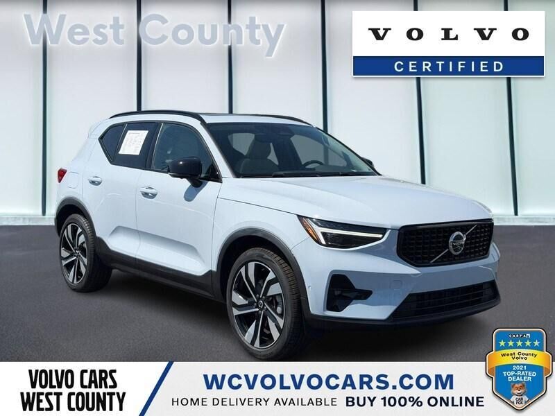 2025 VOLVO XC40