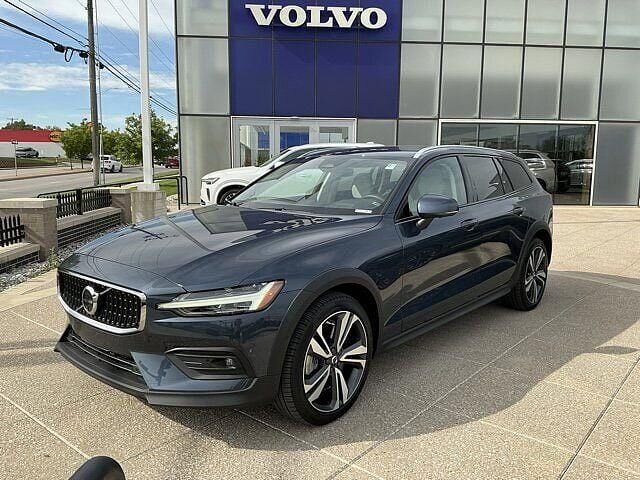 2024 VOLVO V60CC