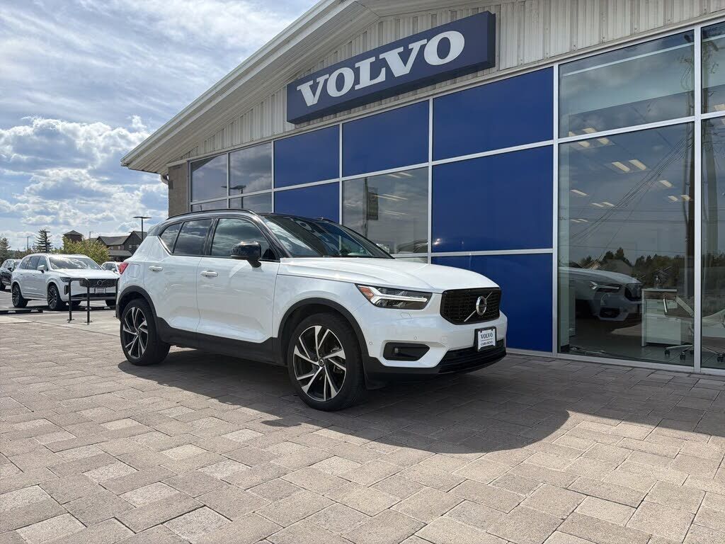 2021 VOLVO XC40