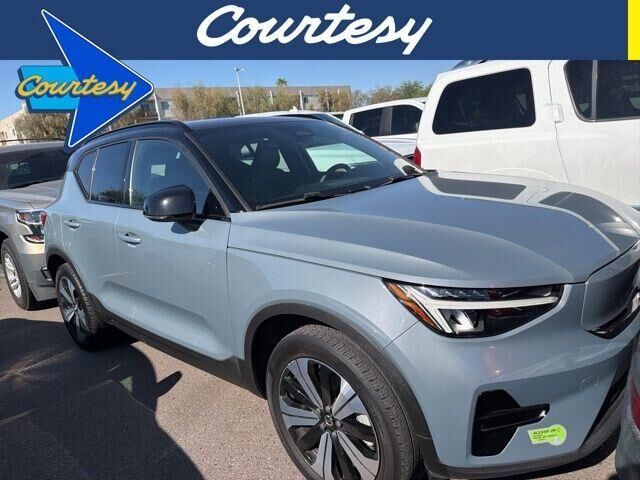 2023 VOLVO XC40