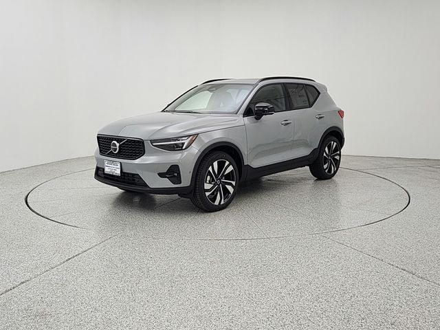 2026 VOLVO XC40